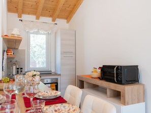 Réfrigérateur, four à micro-ondes, un four, lave-vaisselle