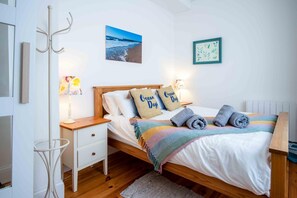 2 bedrooms, WiFi, bed sheets - Sea Glass - 2 Bedroom Apartment - Manorbier (Tenby)