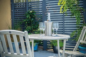 Outdoor dining - Sea Glass - 2 Bedroom Apartment - Manorbier (Tenby)