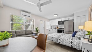 Un appartement moderne comprenant une cuisine, un coin repas et un salon.