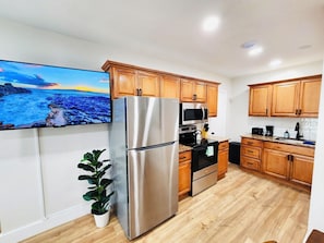 Dining tables - Homely Studio w/ Sofa Bed & Pool Access (Fort Lauderdale)