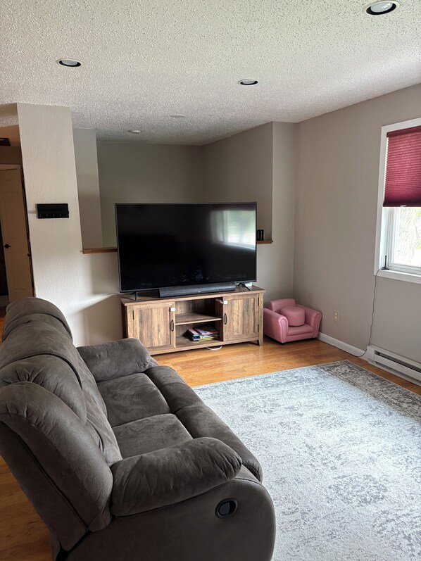 Smart TV - Charming 3-bedroom house in Black Hawk. Kid & Pet Friendly, Close to freeway. (Black Hawk)