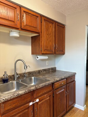 Fridge, microwave, oven, stovetop - Charming 3-bedroom house in Black Hawk. Kid & Pet Friendly, Close to freeway. (Black Hawk)