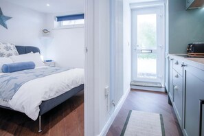 1 bedroom, WiFi, bed sheets - 25 Captains Walk - 1 Bedroom Apartment - Saundersfoot (Saundersfoot)