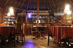 2 bars/lounges