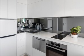 Fridge, microwave, oven, stovetop - THE LITTLE BEACHSIDE APARTMENT  (Manly)