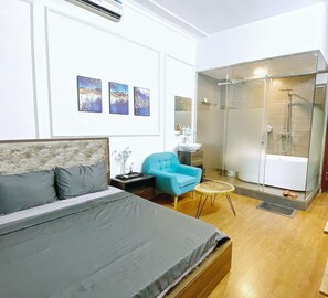 6 bedrooms, WiFi, bed sheets - Cozy homestay in center of Hoan Kiem Hanoi for group with chill room and netflix (Hà Nội)