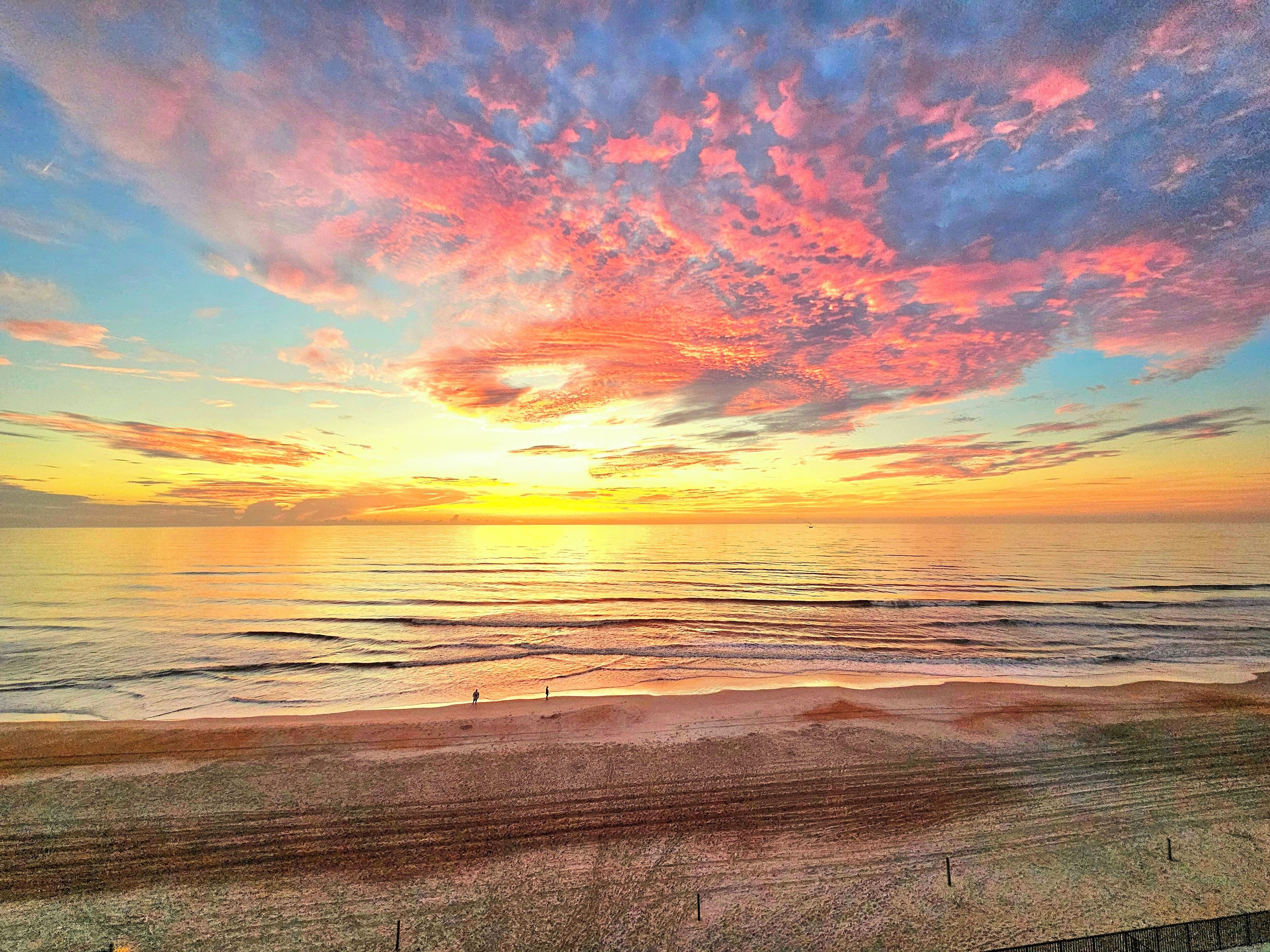 Luxury 2-bed Oceanfront condo w/ GYM and POOL in beautiful Daytona Beach