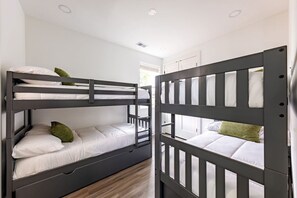 4 habitaciones, tabla de planchar con plancha, wifi y ropa de cama 