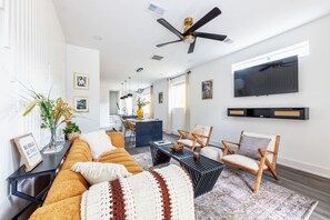 Smart TV - Downtown | Hot Tub, 7min to Broadway (Nashville)