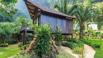 Earth Lodge | Terrace/patio