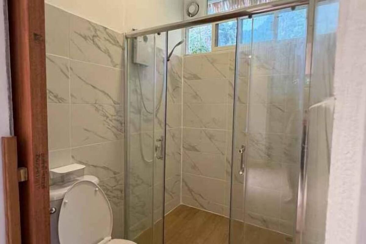 Baño | Secadora de cabello, toallas, jabón, shampoo