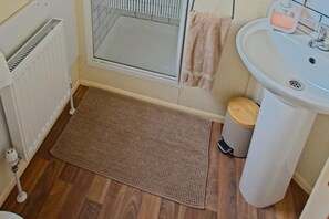 Regadera, secadora de cabello, toallas 