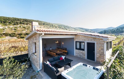 Stunning home in Dol Postira with WiFi