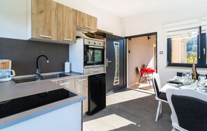 Kühlschrank, Ofen, Wasserkocher mit Kaffee-/Teezubehör