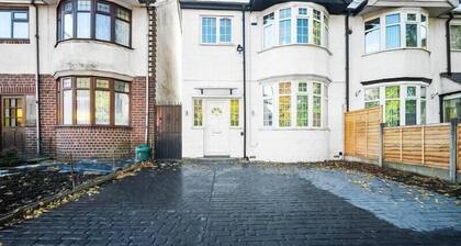Cosy 3-bed house in Birmingham with free parking