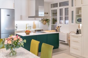 Frigorífico, microondas, horno y placa de cocina