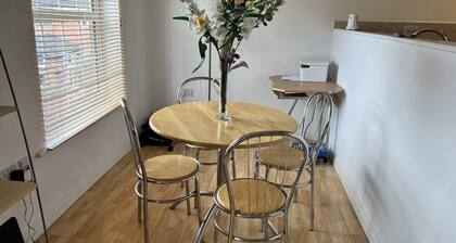 Nantwich - Sleeps 4 - Parking - Town 10mins walk