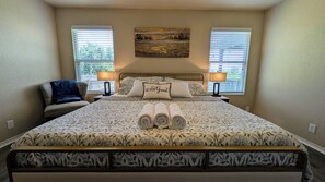 4 bedrooms, desk, iron/ironing board, free WiFi - Game Night Inn- King Beds- Hot tub- 8 miles to SeaWorld/ Lackland AFB (San Antonio)