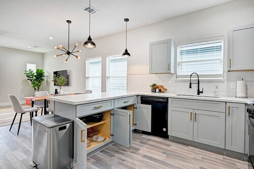 Stylish 2-Bedroom Apartment with AC, Fast WiFi, & Pool near Downtown Houston.