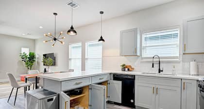 Stylish 2-Bedroom Apartment with AC, Fast WiFi, & Pool near Downtown Houston.