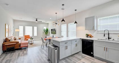 Stylish 2-Bedroom Apartment with AC, Fast WiFi, & Pool near Downtown Houston.