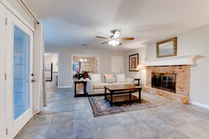 Smart TV, fireplace - Elite 5 STAR Home Sweet - SPA-POOL-ART -MD-Anderson-TMC-NRG-HBU (Bellaire)