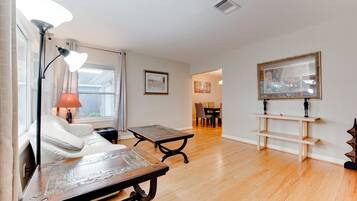 4 bedrooms, iron/ironing board, WiFi, bed sheets