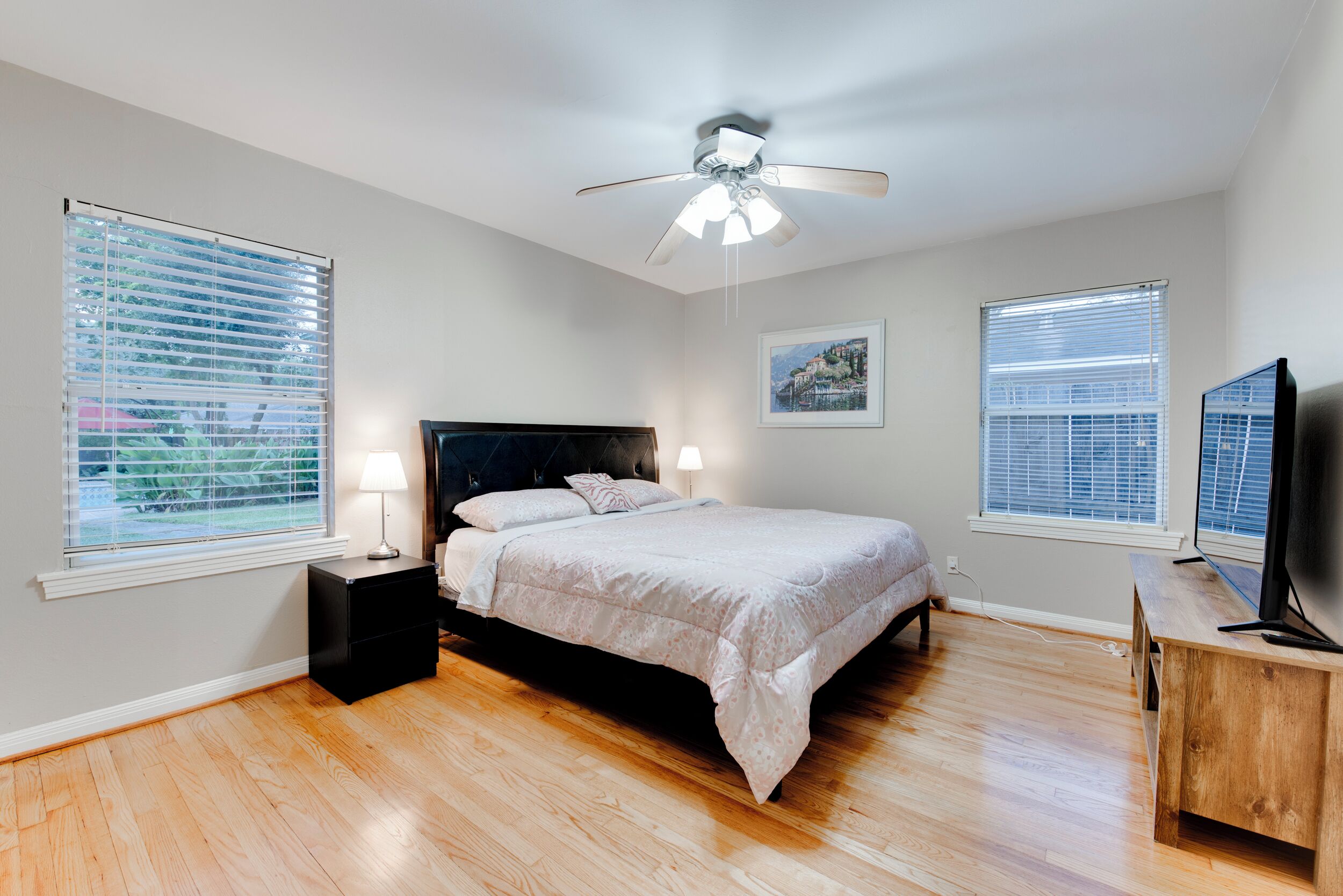 4 habitaciones, tabla de planchar con plancha, wifi y ropa de cama 