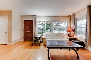 4 bedrooms, iron/ironing board, WiFi, bed sheets - Elite 5 STAR Home Sweet - SPA-POOL-ART -MD-Anderson-TMC-NRG-HBU (Bellaire)