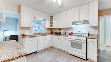 Een microgolfoven, een oven, een kookplaat, een vaatwasser