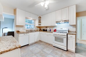 Mikrobølgeovn, ovn, kogeplade, opvaskemaskine