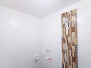 Ducha, artículos de tocador gratuitos, pantuflas, toallas