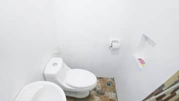 Ducha, artículos de tocador gratuitos, pantuflas, toallas