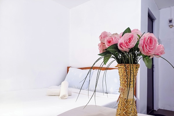 Escritorio y espacio para trabajar con laptop