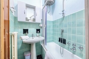 Hårtørrer, bidet, håndklæder