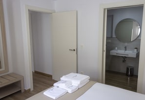 2 bedrooms, travel cot, free WiFi, wheelchair access