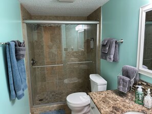 Sèche-cheveux, serviettes fournies, savon, shampoing