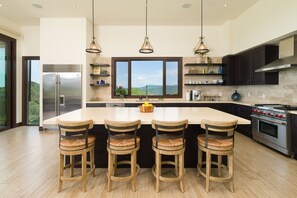 Refrigerador, microondas, horno y lavavajillas 