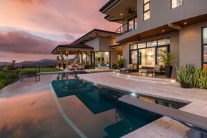 Pool - Exclusive Villa: Gym, Infinity Pool & Housekeeping – Casa Symbiotica (Playa Flamingo)