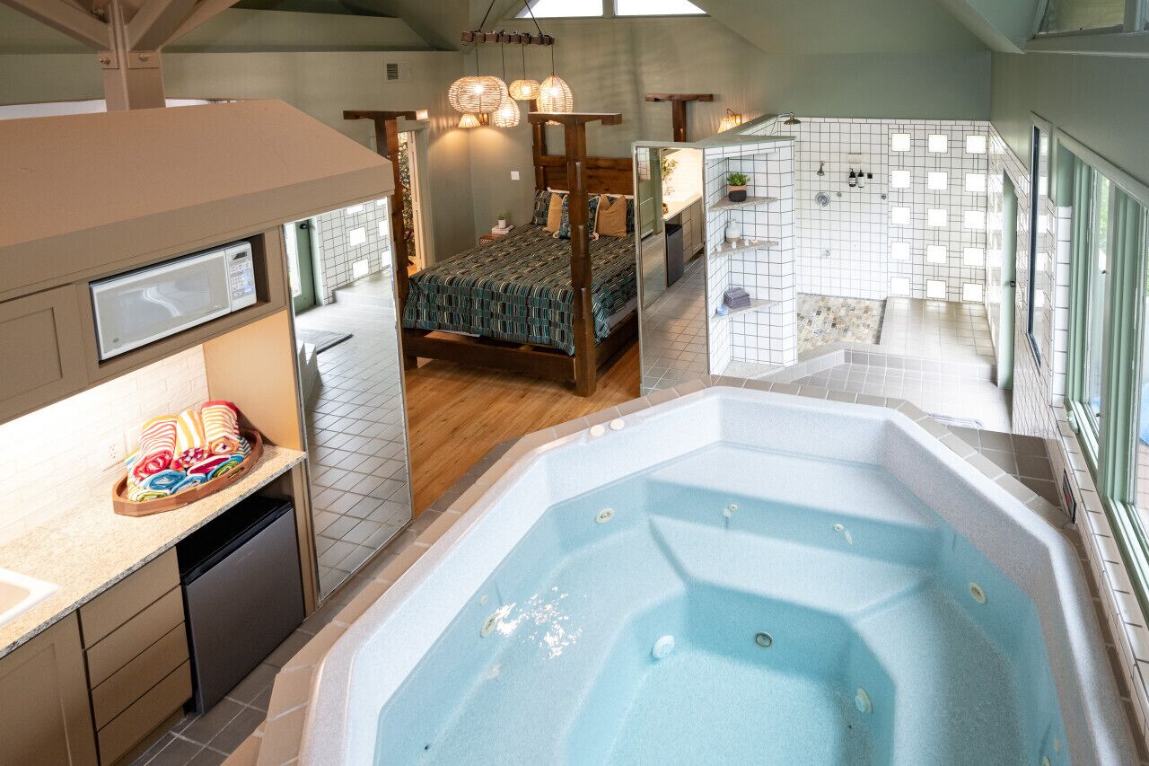 Wonderland's Iconic Bryan Treehouse, 3rd Floor Indoor Hot Tub, Sleeps 16