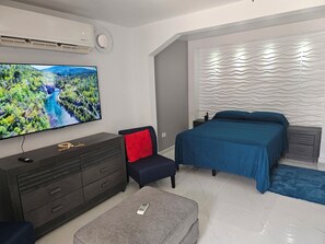 1 slaapkamer, een strijkplank/strijkijzer, gratis wifi, beddengoed