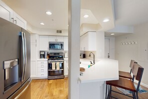 Fridge, microwave, oven, stovetop - Cozy condo with gas grill, on the Eagle river, walk to Edwards Riverwalk, (Edwards)