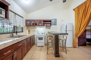 Frigorífico, microondas, horno y placa de cocina