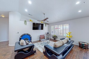 Fernseher, Kamin, Tischfußball, Bücher