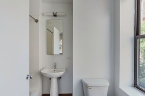 Sèche-cheveux, serviettes fournies