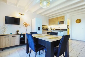 Private kitchen - Charming duplex with sea view, swimming pool and close to the beach - Le Goyave (Le Gosier)