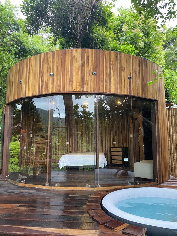 Bañera de hidromasaje al aire libre