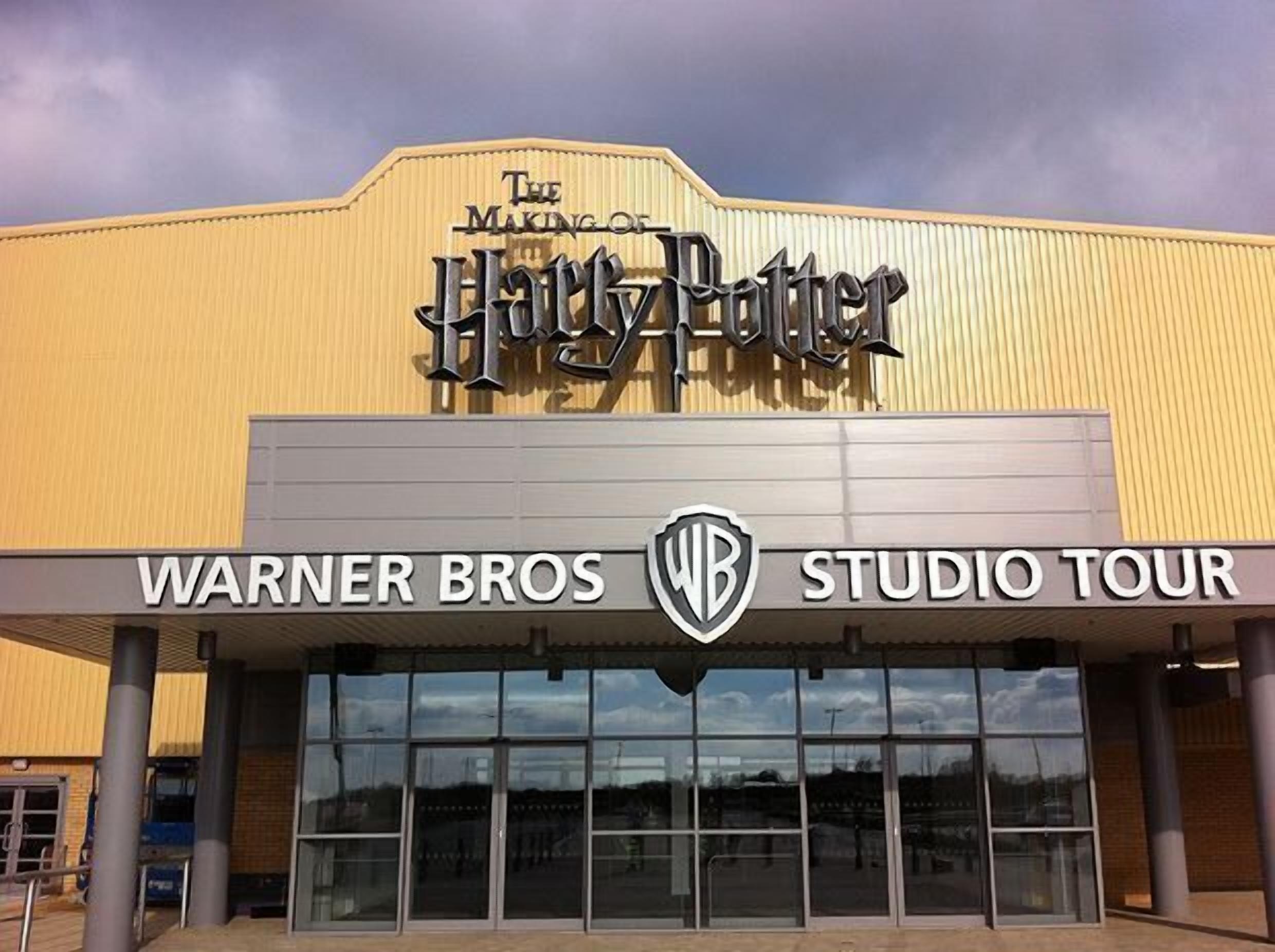 Ein Gebäude der Warner Bros Studio Tour mit einem Schild, auf dem 'Die Entstehung von Harry Potter' steht.