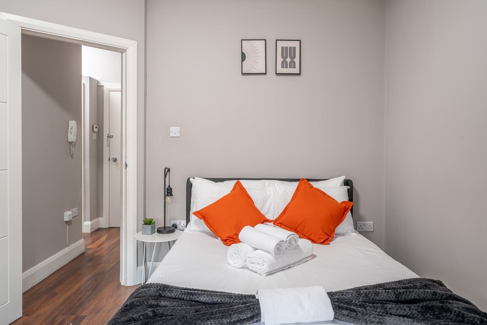 2 bedrooms, desk, iron/ironing board, WiFi